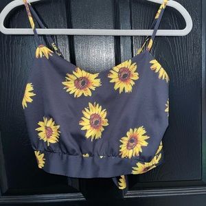 Adorable sunflower tank with tie back. Never worn, doesn’t sit on me well.